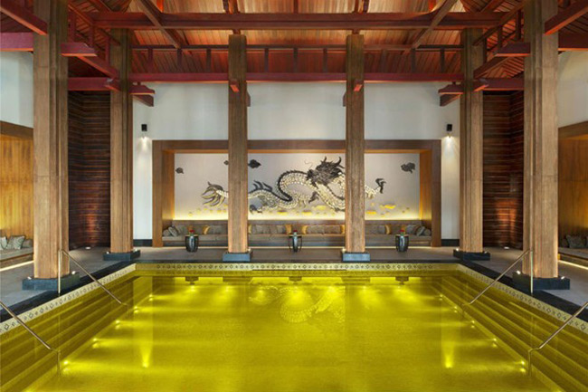 8.&nbsp;Bể bơi Gold Energy thuộc khu nghỉ dưỡng The St. Regis Lhasa, Tây Tạng khiến cho du khách trải nghiệm được sự sang trọng bởi những hàng gạch mạ vàng dọc theo bể bơi.
