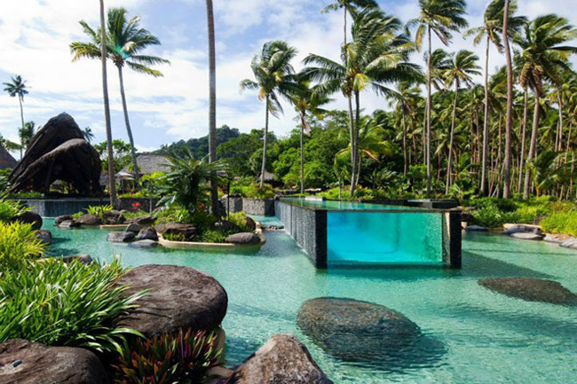 9.&nbsp;Laucala Island Resort ở Fiji sở hữu một bể bơi hoành tráng với một bể bơi nhỏ phía trong, cùng những mỏm đất nổi trong bể bơi lớn, khiến nó trông tự nhiên hơn.
