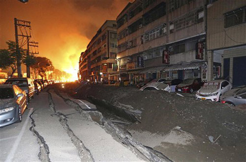 Vụ nổ ở Đài Loan thổi bay cả ô tô lên nóc nhà cao tầng - 1