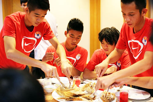 U19 Việt Nam không lo phải ăn mì gói ở Brunei? - 1