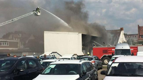 Đức: Máy bay đâm vào nhà máy, 2 người thiệt mạng - 1