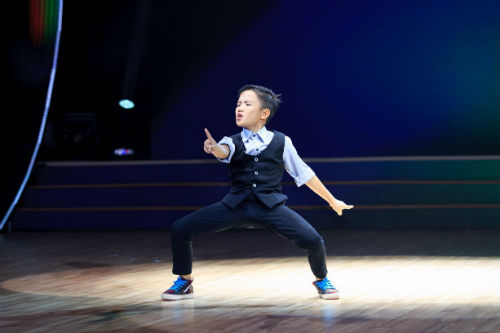 Cậu bé mất mẹ gây ấn tượng trên sân khấu Bước nhảy hoàn vũ nhí - 1