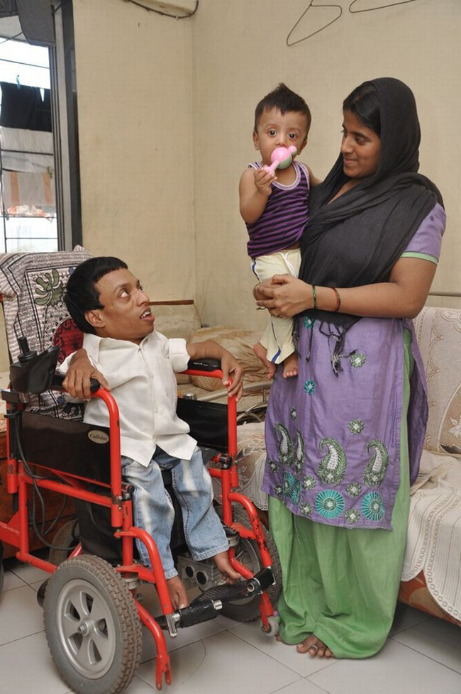 Anh Arif Ibrahim Tambe, sống tại thành phố Pune, phía Tây Ấn Độ đã ngoài 30 tuổi nhưng có chiều cao chưa tới 1 mét.
