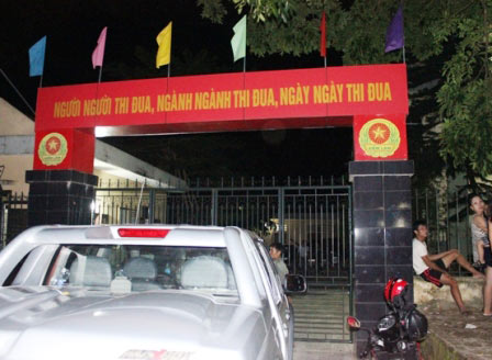 CA dùng súng ập vào bắt kiểm lâm: Thu nhiều cọc tiền - 2