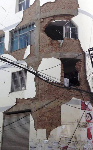 Động đất ở TQ, ít nhất 150 người thiệt mạng - 1