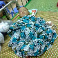 Tin tức trong ngày - Bé 2 tuổi nguy kịch vì tưởng thuốc sâu là kẹo