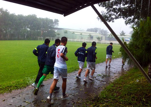 Tập dưới mưa, U19 VN háo hức đối đầu U19 Indonesia - 1