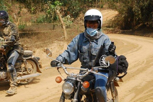 Cô nàng nhỏ nhắn đam mê phượt bằng xe cổ - 2