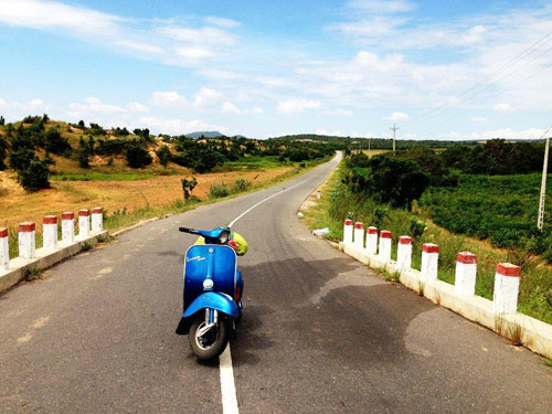 Cô nàng nhỏ nhắn đam mê phượt bằng xe cổ - 3