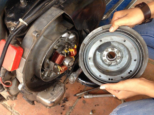 Cô nàng nhỏ nhắn đam mê phượt bằng xe cổ - 5