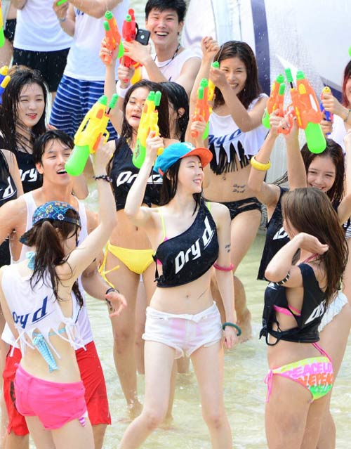 Thiếu nữ Hàn “đốt mắt” với bikini tại lễ hội nước - 1