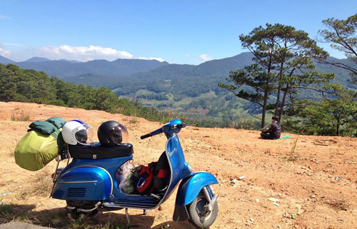 Cô nàng nhỏ nhắn đam mê phượt bằng xe cổ - 1