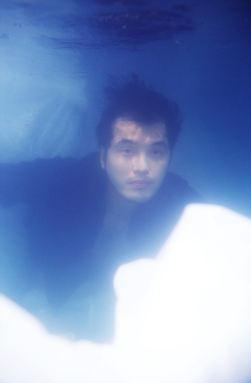 Ưng Hoàng Phúc, Trang Pháp ngâm mình dưới nước chụp ảnh - 1