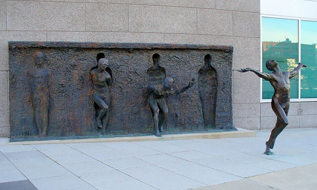 8.&nbsp;Tác phẩm “Tự do” ở Philadelphia, bang Pennsylvania (Mỹ):&nbsp;Khi Zenos Frudakis tạo ra bức tượng này, ông đã cố gắng để mô tả rõ nét nhất thông điệp mà cả nhân loại muốn hướng đến: Con người luôn cố gắng để thoát khỏi khuôn mẫu ràng buộc.&nbsp;
