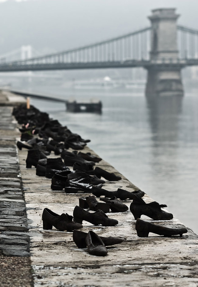 6. Những đôi giày trên bờ sông Danube, Budapest, Hungary:&nbsp;Đây là đài tưởng niệm được tạo ra bởi hai nhà điêu khắc&nbsp;Can Togay và Gyula Pauer để tưởng nhớ về những người Do Thái bị giết bởi quân phát xít trong thế chiến II.&nbsp;


