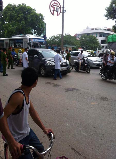 Hà Nội: Ép xe ô tô giữa đường, đâm chết tài xế - 1
