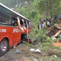 Xe đâm vách núi, 3 người chết, 45 người bị thương