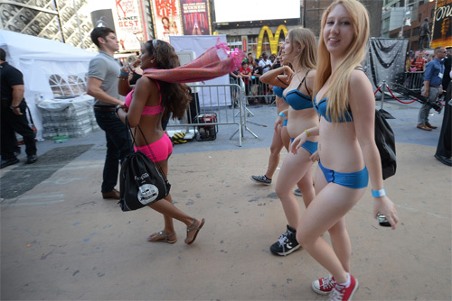 Hàng ngàn người khoe cơ thể ngày Quốc tế Đồ lót! - 10