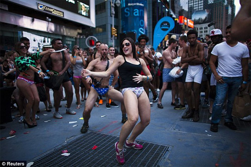 Hàng ngàn người khoe cơ thể ngày Quốc tế Đồ lót! - 11