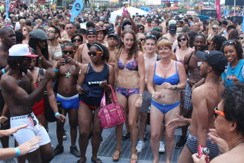 Hàng ngàn người khoe cơ thể ngày Quốc tế Đồ lót! - 12