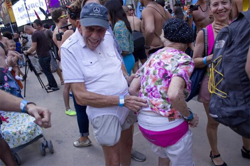 Hàng ngàn người khoe cơ thể ngày Quốc tế Đồ lót! - 13