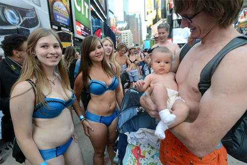 Hàng ngàn người khoe cơ thể ngày Quốc tế Đồ lót! - 14