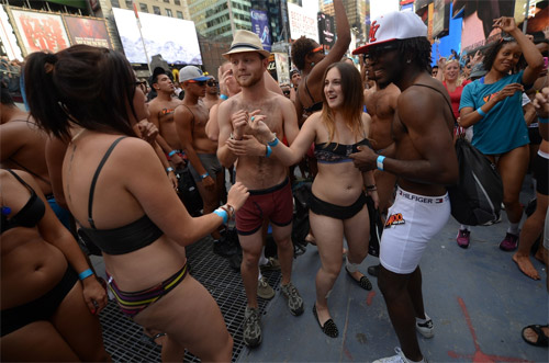 Hàng ngàn người khoe cơ thể ngày Quốc tế Đồ lót! - 5