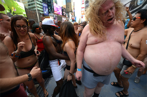 Hàng ngàn người khoe cơ thể ngày Quốc tế Đồ lót! - 7