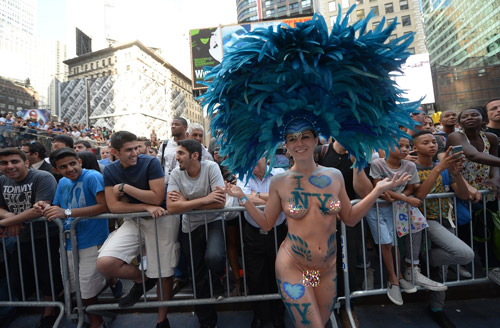 Hàng ngàn người khoe cơ thể ngày Quốc tế Đồ lót! - 9