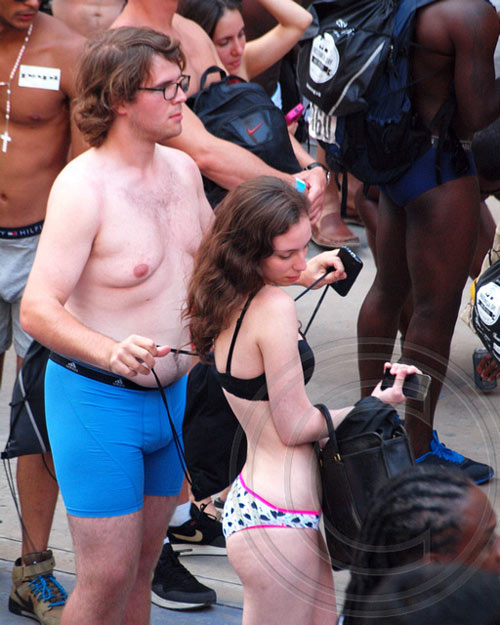 Hàng ngàn người khoe cơ thể ngày Quốc tế Đồ lót! - 15