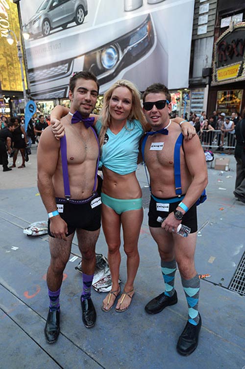 Hàng ngàn người khoe cơ thể ngày Quốc tế Đồ lót! - 19