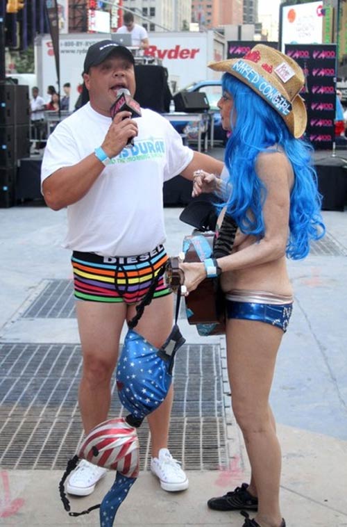 Hàng ngàn người khoe cơ thể ngày Quốc tế Đồ lót! - 18