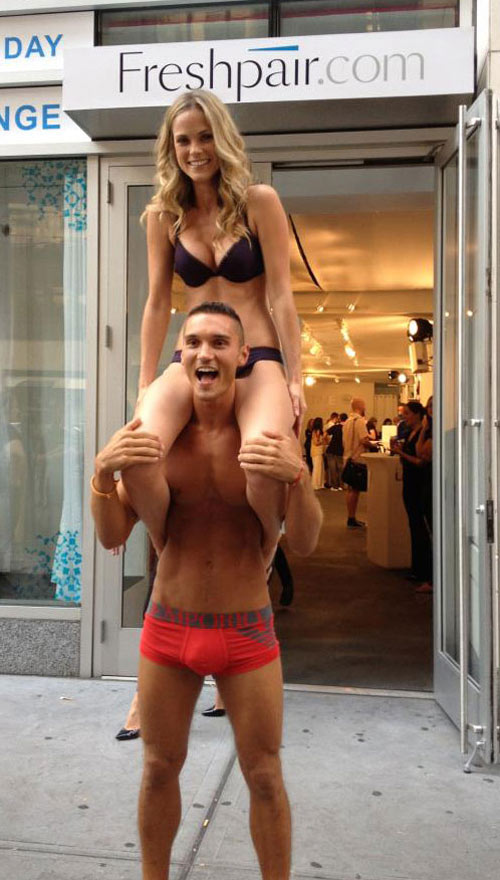 Hàng ngàn người khoe cơ thể ngày Quốc tế Đồ lót! - 2