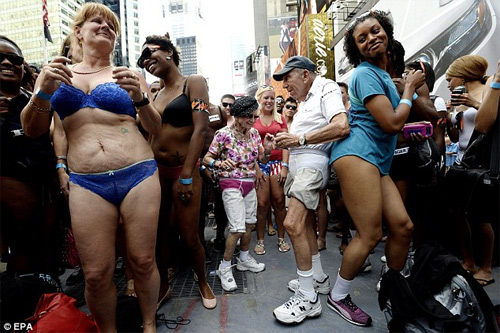 Hàng ngàn người khoe cơ thể ngày Quốc tế Đồ lót! - 3