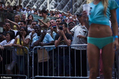 Hàng ngàn người khoe cơ thể ngày Quốc tế Đồ lót! - 4