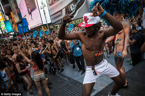 Hàng ngàn người khoe cơ thể ngày Quốc tế Đồ lót! - 6