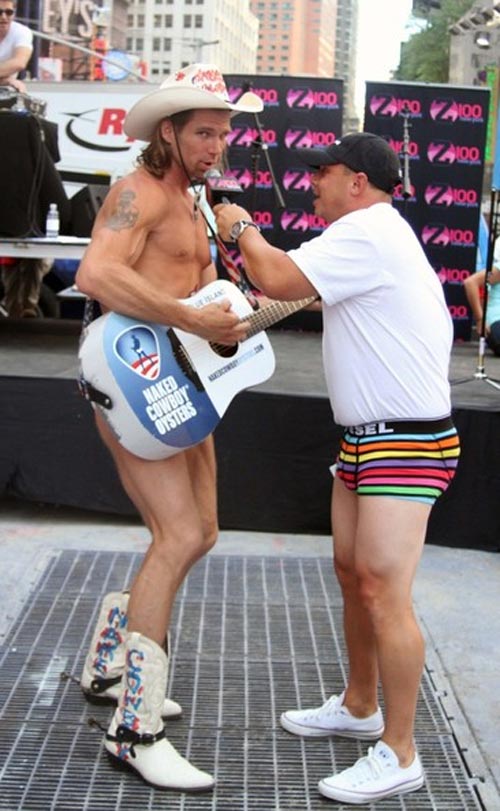 Hàng ngàn người khoe cơ thể ngày Quốc tế Đồ lót! - 9