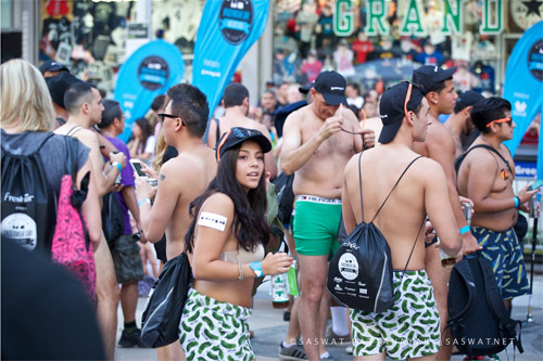 Hàng ngàn người khoe cơ thể ngày Quốc tế Đồ lót! - 11