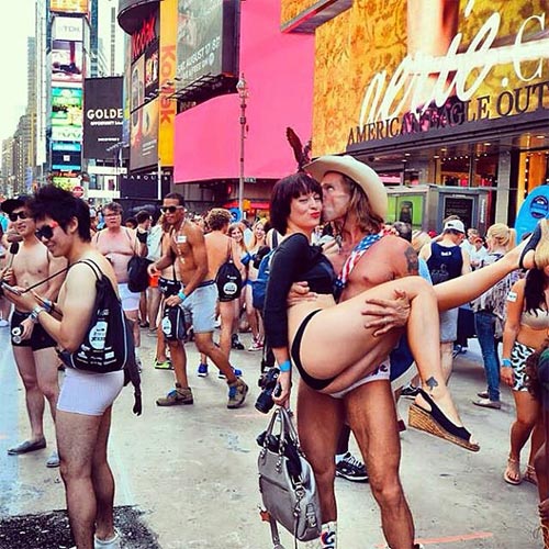 Hàng ngàn người khoe cơ thể ngày Quốc tế Đồ lót! - 10