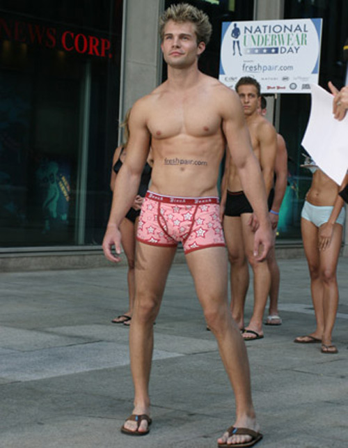 Hàng ngàn người khoe cơ thể ngày Quốc tế Đồ lót! - 12