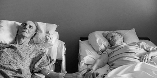 Cặp vợ chồng 62 năm nắm chặt tay nhau tới phút qua đời - 1