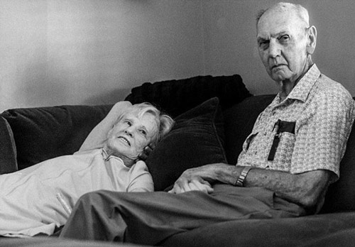 Cặp vợ chồng 62 năm nắm chặt tay nhau tới phút qua đời - 5