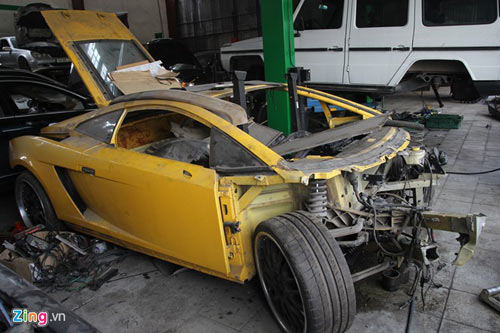 “Bò vàng” Lamborghini Gallardo bị “mổ bụng” tại Hà Nội - 1
