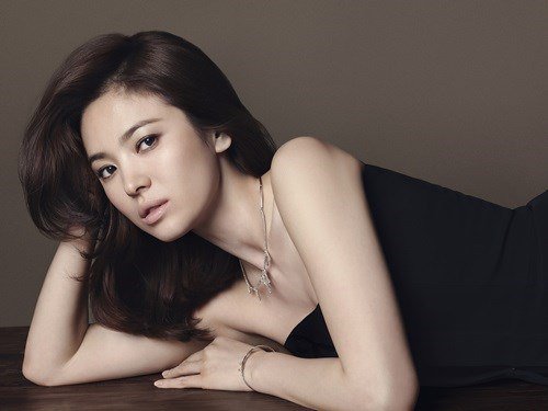 Song Hye Kyo đẹp quý phái với trang sức hàng hiệu - 1