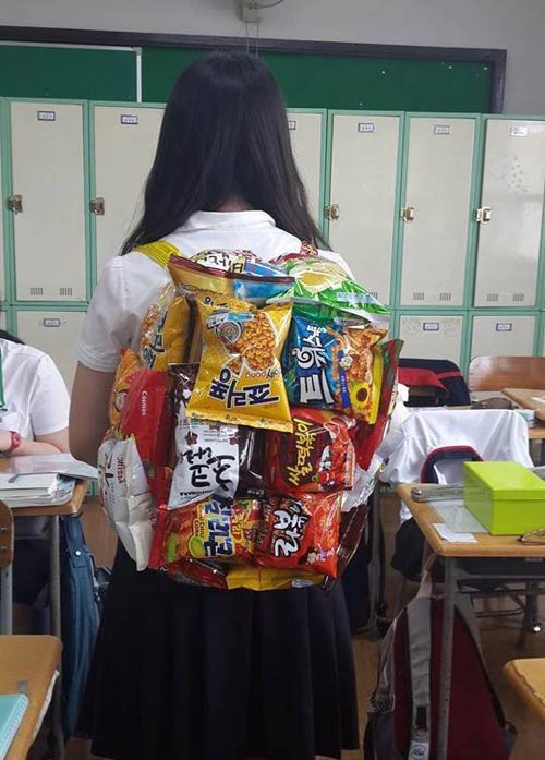 Khó hiểu với mốt đeo túi làm từ bim bim - 1