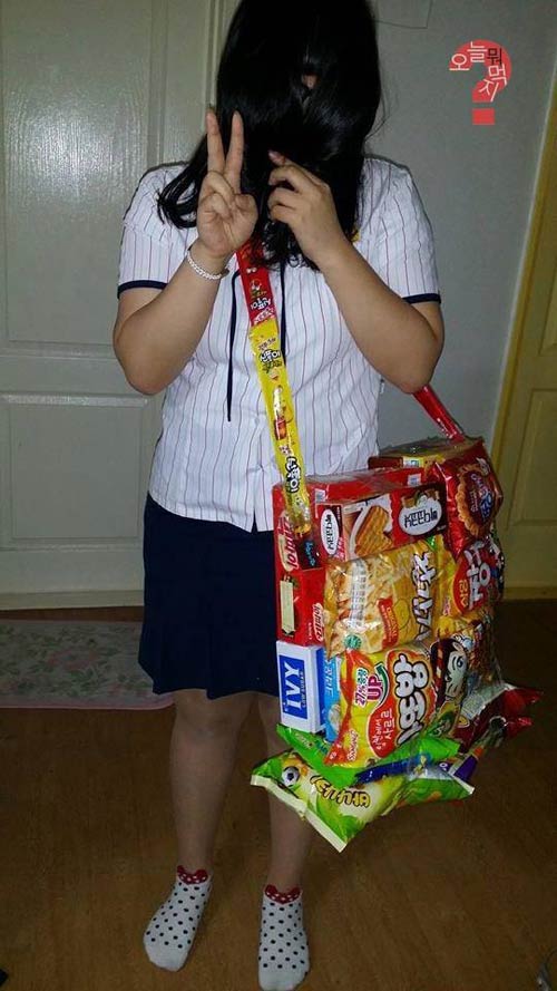 Khó hiểu với mốt đeo túi làm từ bim bim - 2