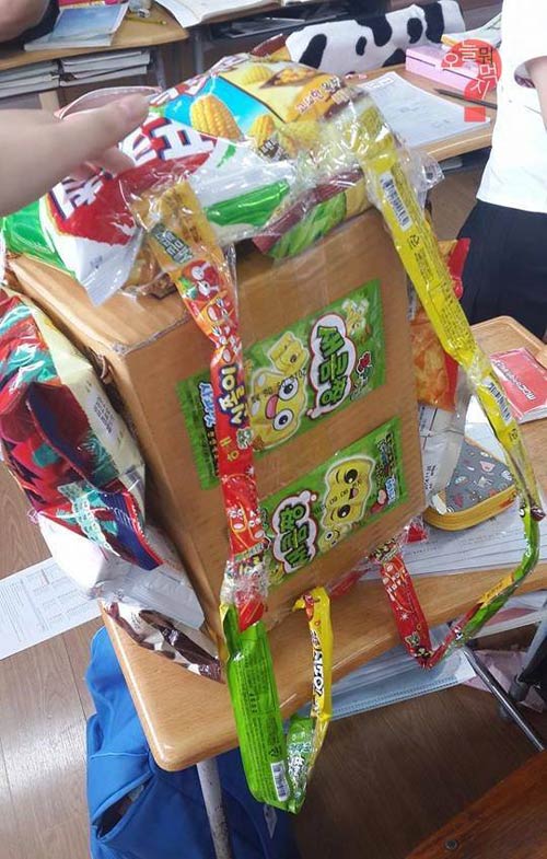 Khó hiểu với mốt đeo túi làm từ bim bim - 3