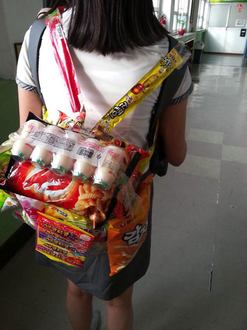 Khó hiểu với mốt đeo túi làm từ bim bim - 5