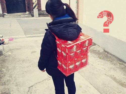 Khó hiểu với mốt đeo túi làm từ bim bim - 6