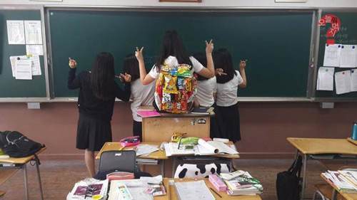 Khó hiểu với mốt đeo túi làm từ bim bim - 8